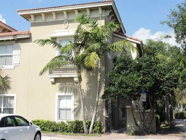 101 LAKE MONTEREY Circle # 101, Boynton Beach, FL 33426