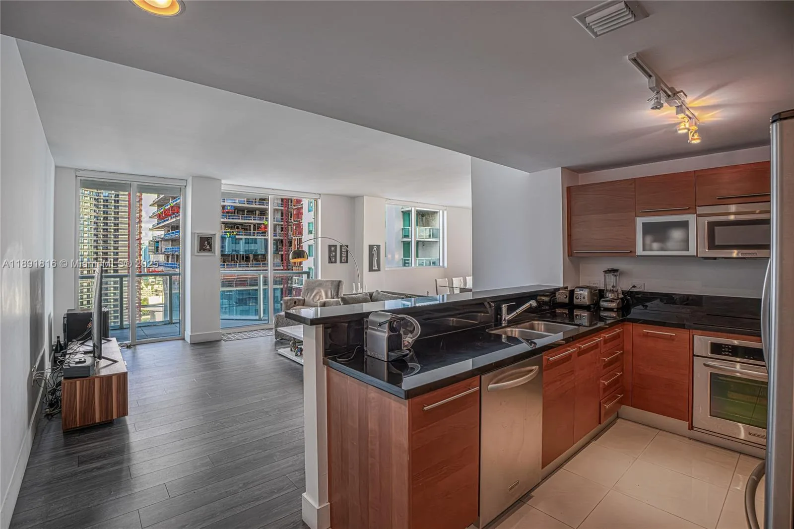 253 NE 2nd St # 3203, Miami, FL 33132 photo 6