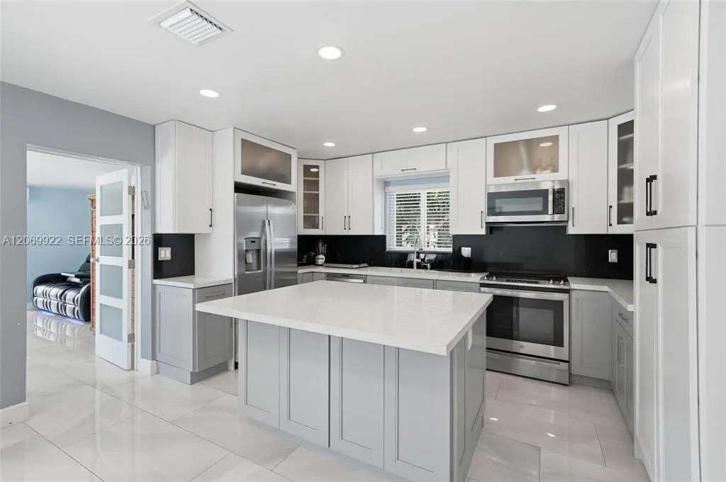 1580 NE 34th St, Oakland Park, FL 33334 photo 4