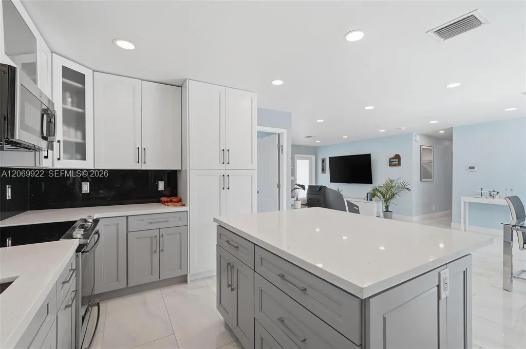 1580 NE 34th St, Oakland Park, FL 33334 photo 5
