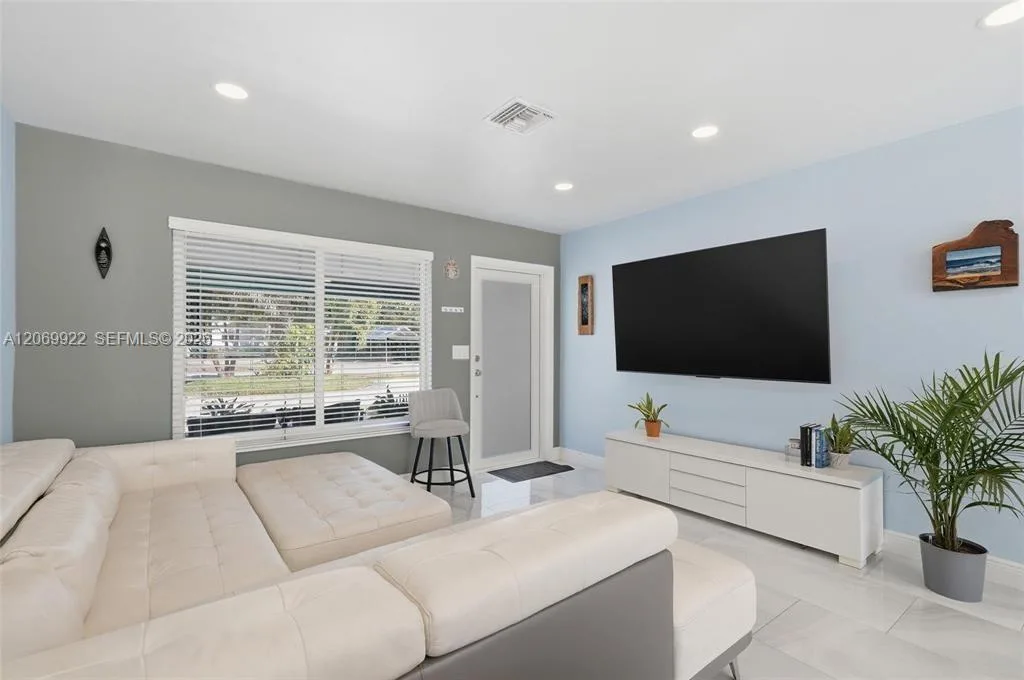 1580 NE 34th St, Oakland Park, FL 33334 photo 6