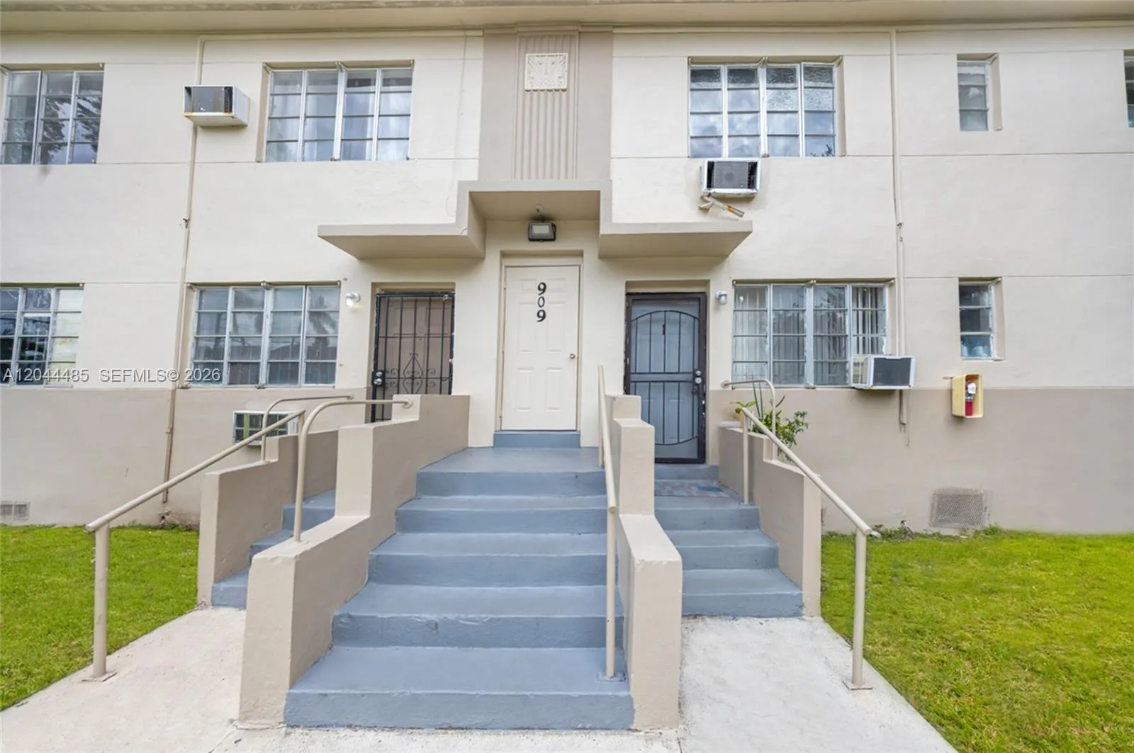 931 SW 3rd St, Miami, FL 33130 photo 2