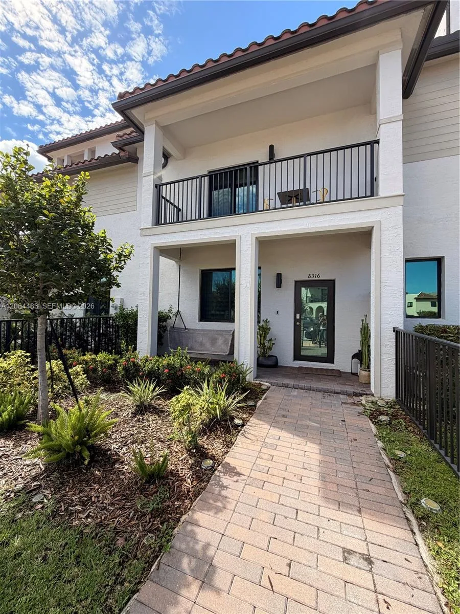 8316 NW 43rd St, Doral, FL 33166