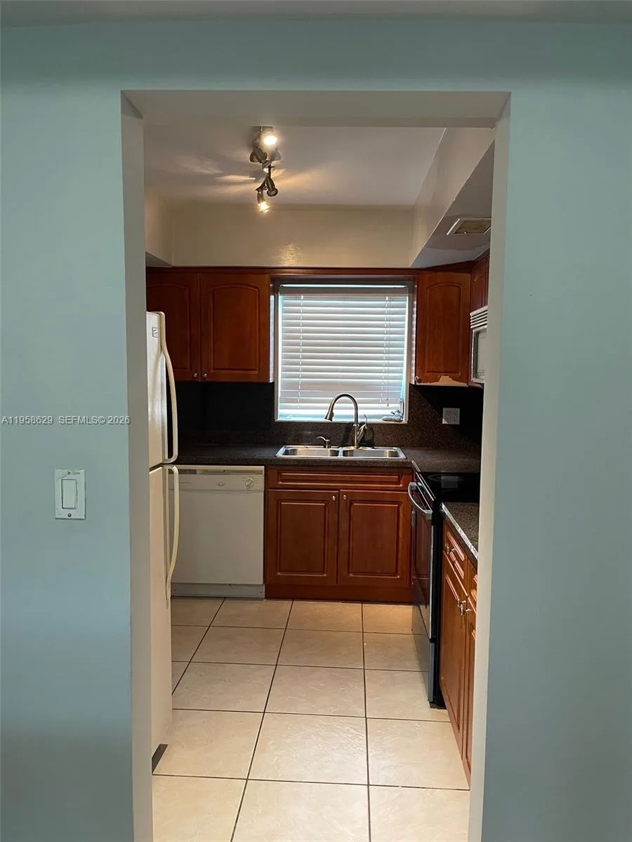 7670 SW 82nd St # H113, Miami, FL 33143 photo 3