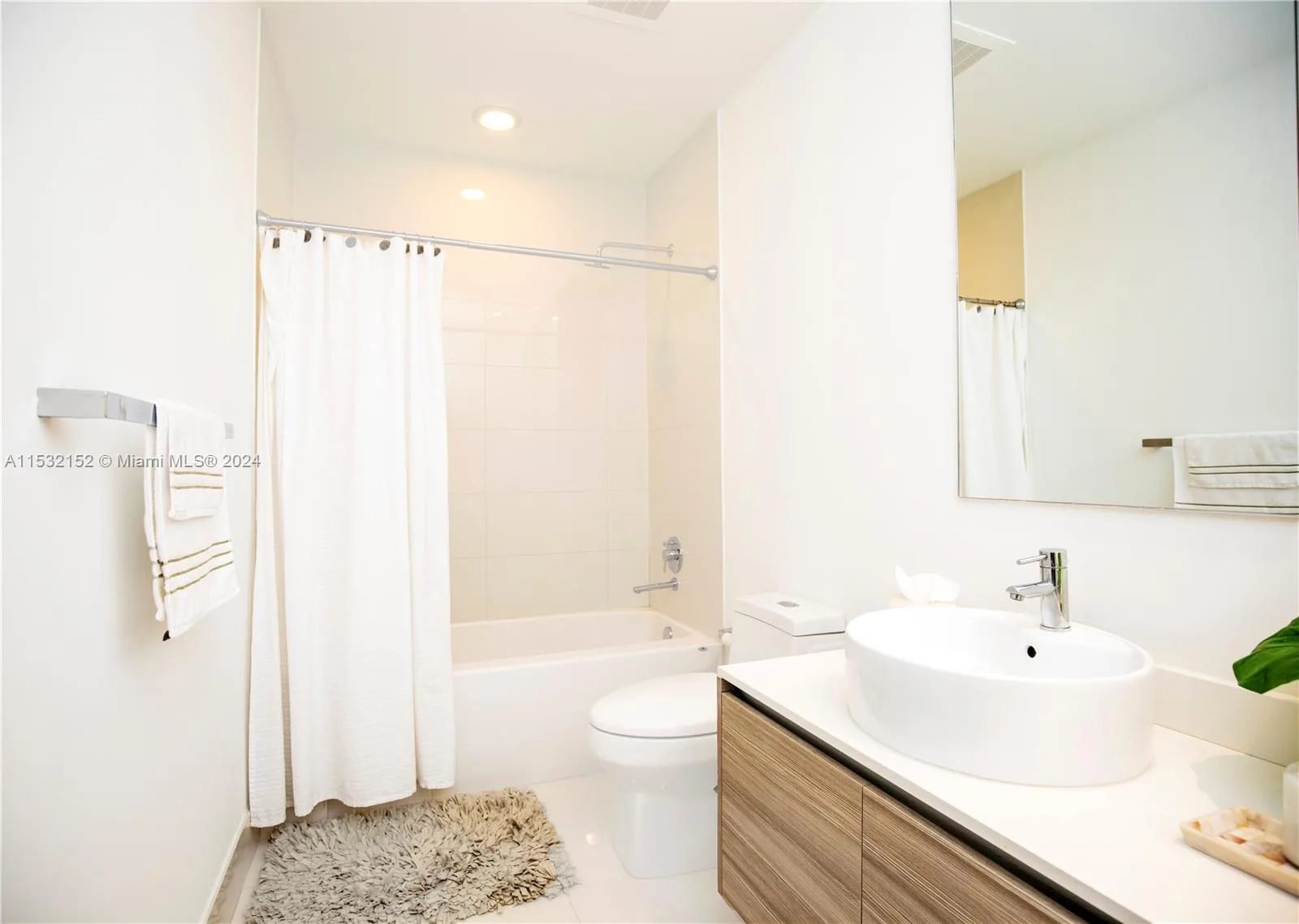 121 NE 34th St # L206, Miami, FL 33137 photo 4