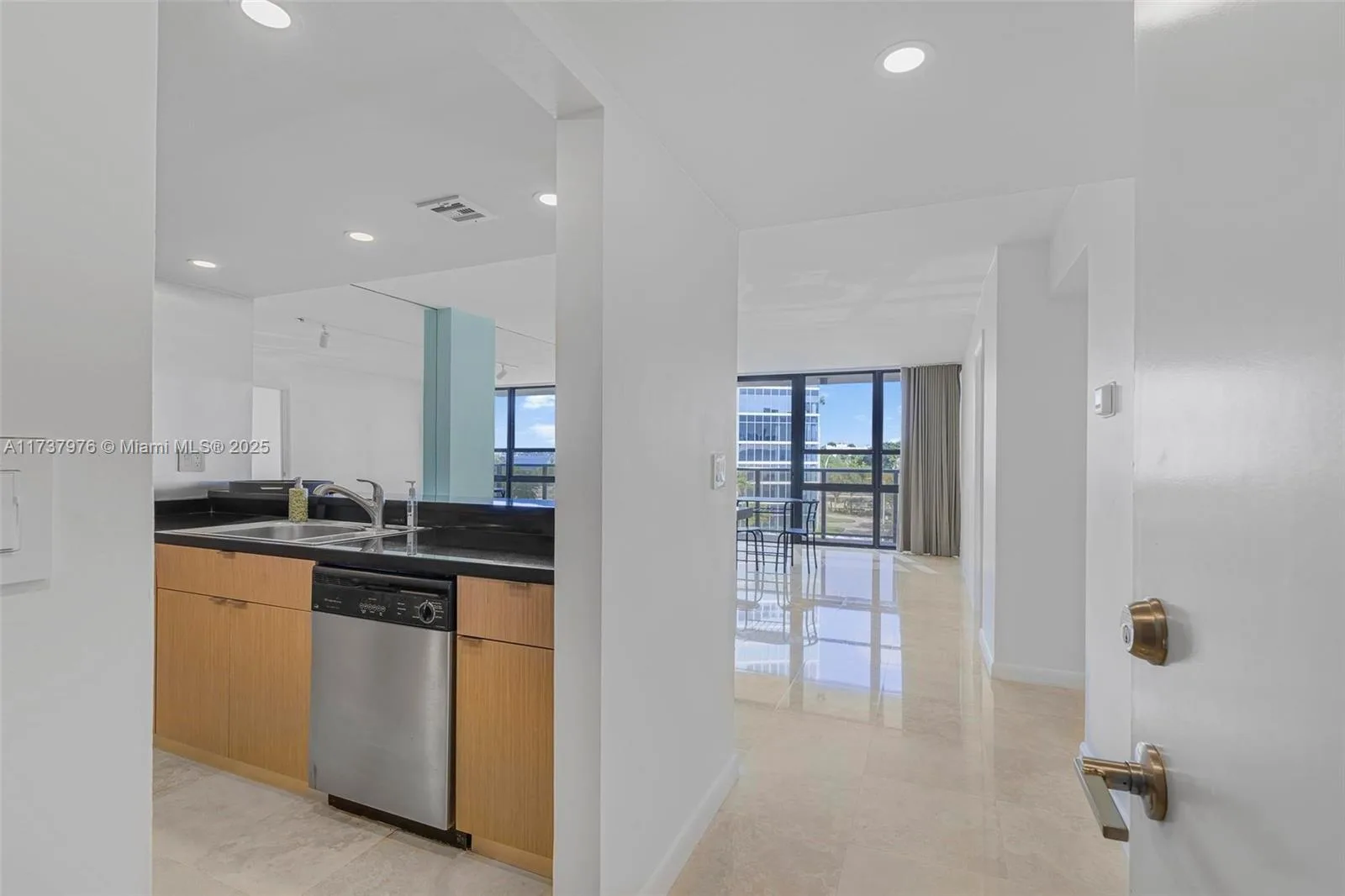 600 NE 36th St # 414, Miami, FL 33137 photo 3