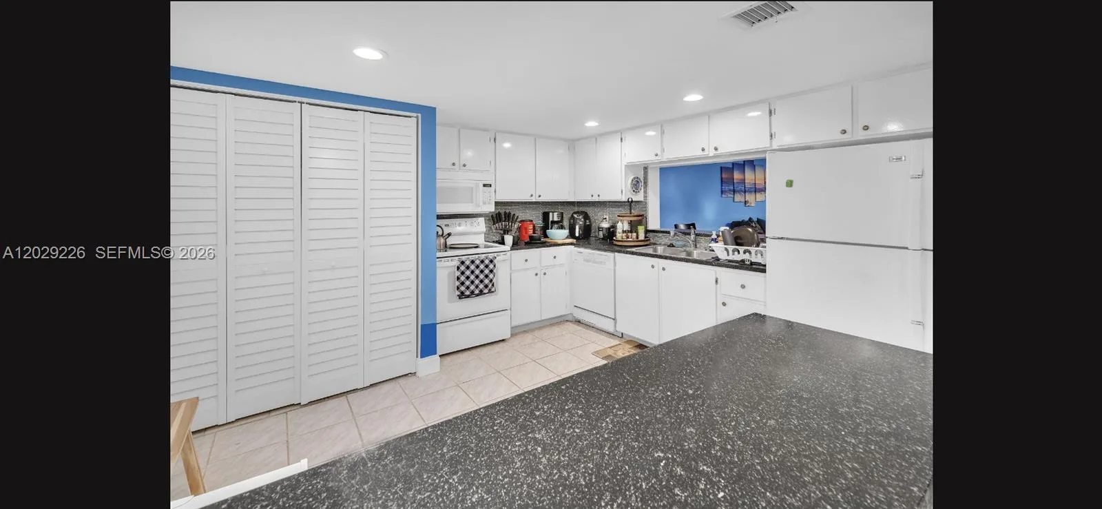 9427 NW 42nd St, Sunrise, FL 33351