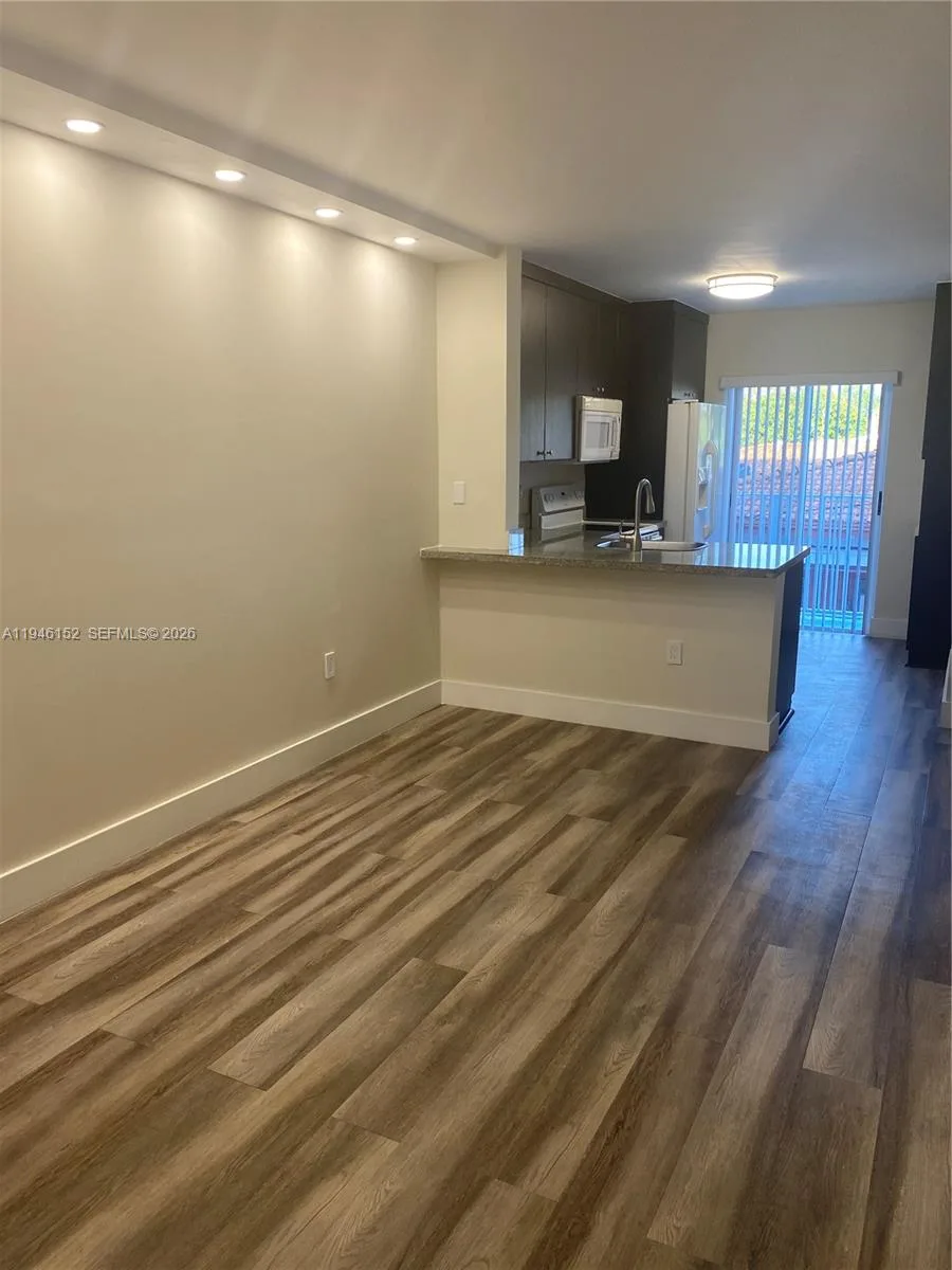 2575 SW 27th Ave # 212, Coconut Grove, FL 33133 photo 2