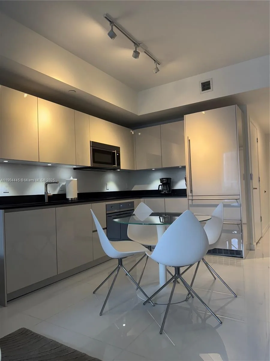 1010 Brickell Ave # 2510, Miami, FL 33131 photo 4