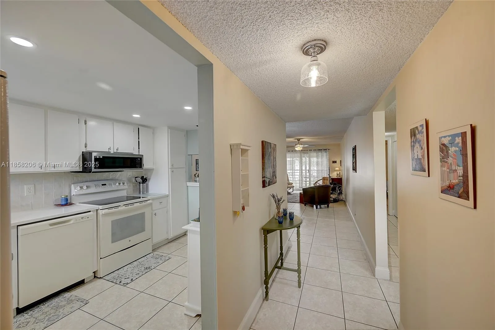 3186 Via Poinciana # 203, Lake Worth, FL 33467