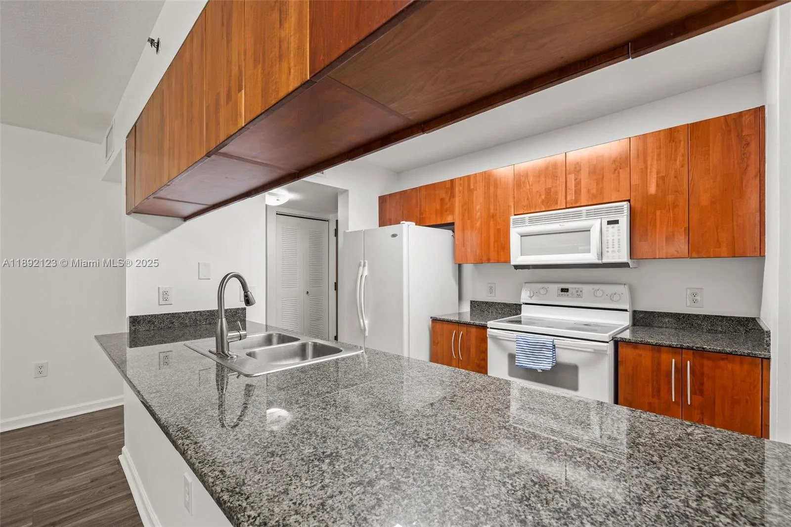 1200 Brickell Bay Dr # 3206, Miami, FL 33131 photo 9