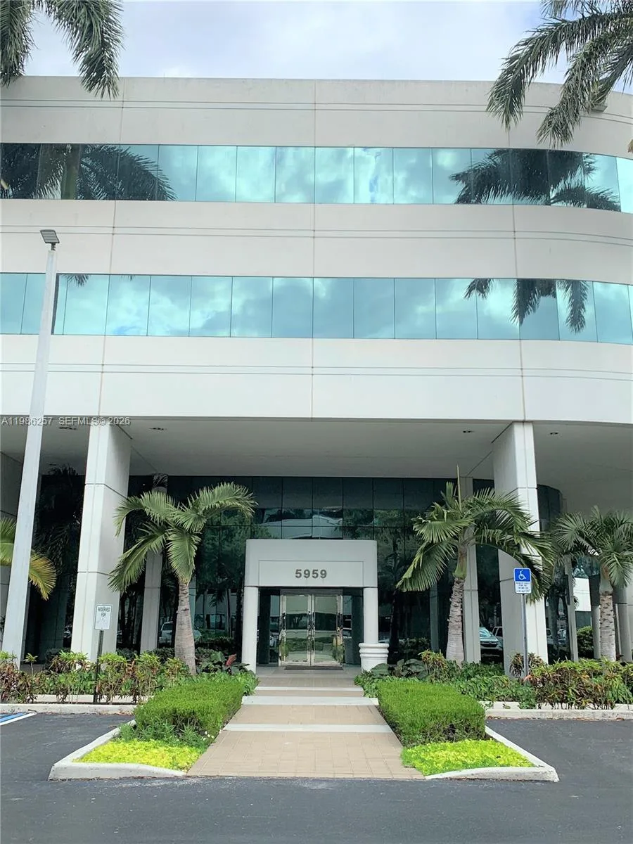 5959 Waterford District Dr # 305, Miami, FL 33126 photo 2