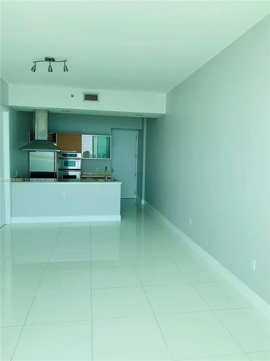 218 SE 14th St # TS207, Miami, FL 33131 photo 9