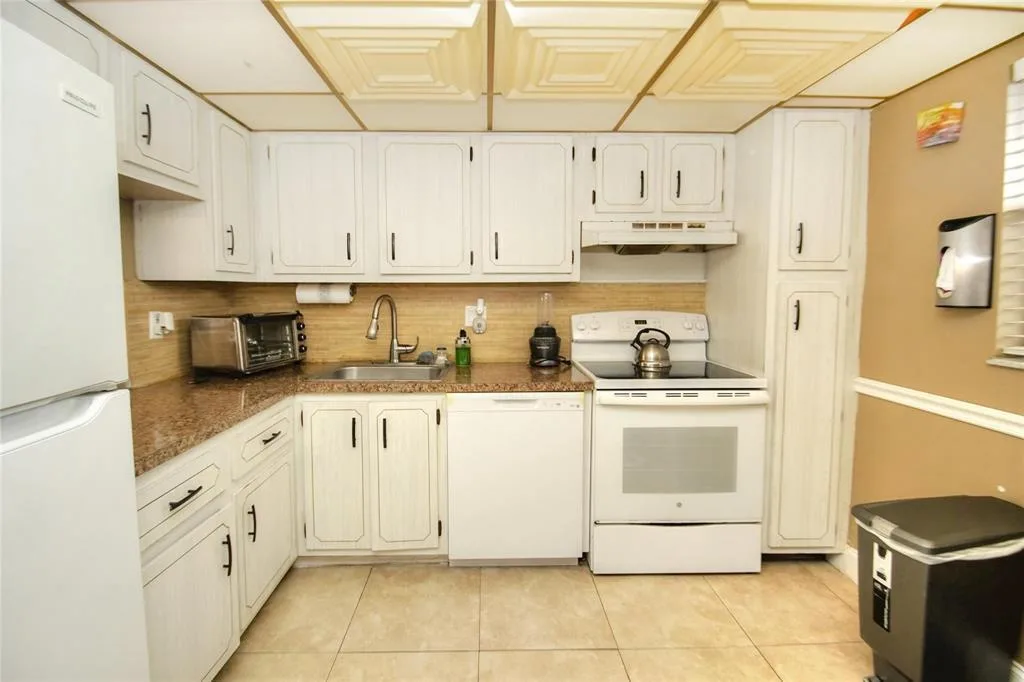 8401 LAGOS DE CAMPO Boulevard # 306V, Tamarac, FL 33321 photo 4