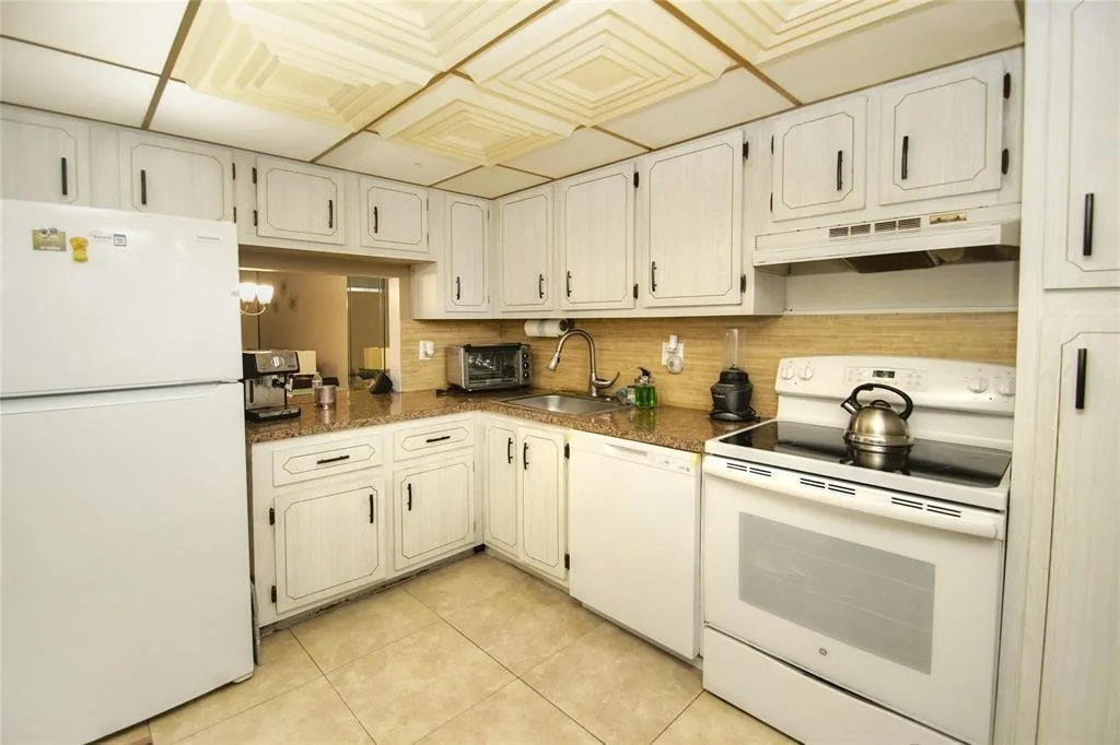 8401 LAGOS DE CAMPO Boulevard # 306V, Tamarac, FL 33321 photo 5
