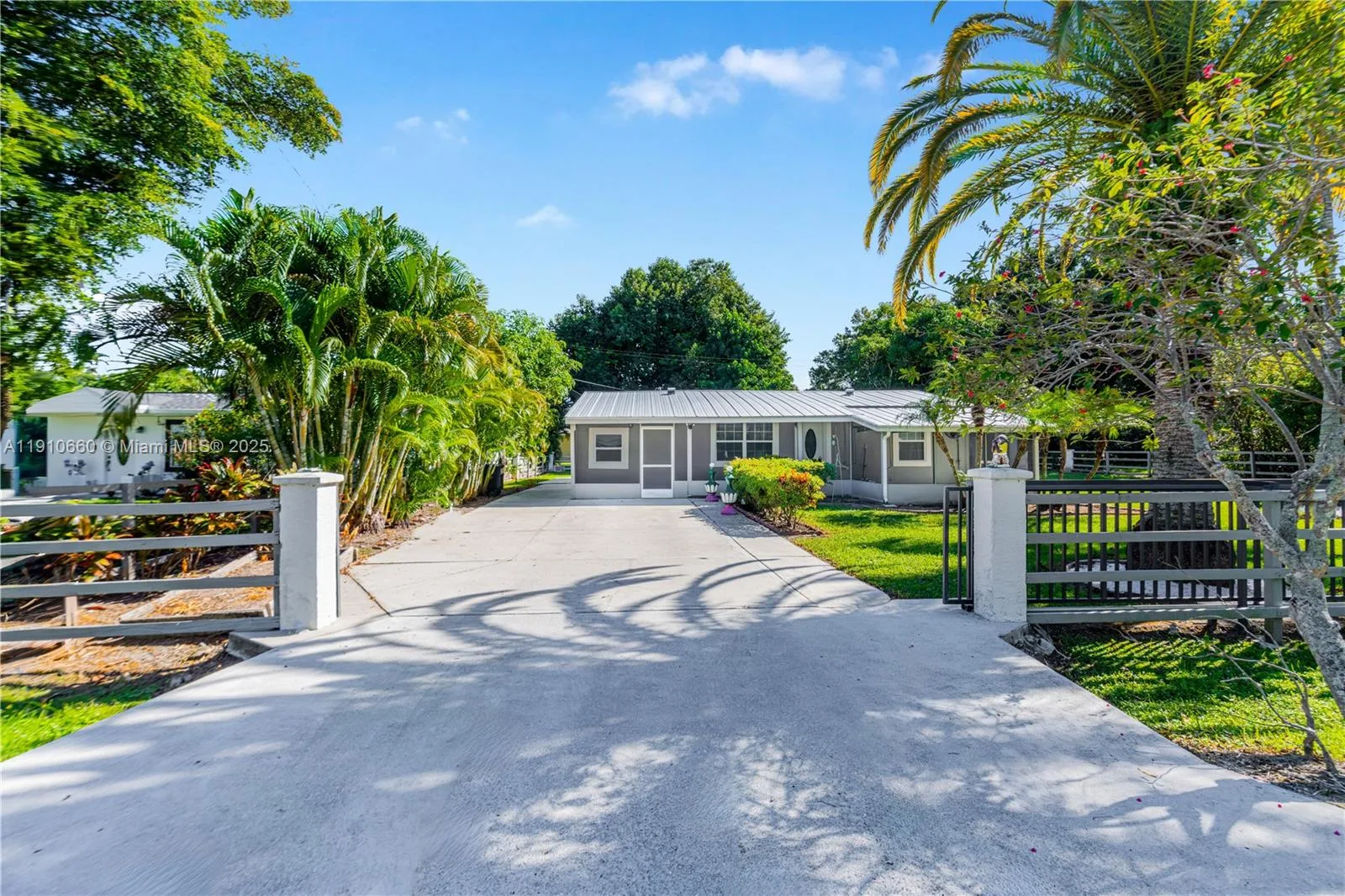 327 Mongomery Ave, Fort Myers, FL 33905