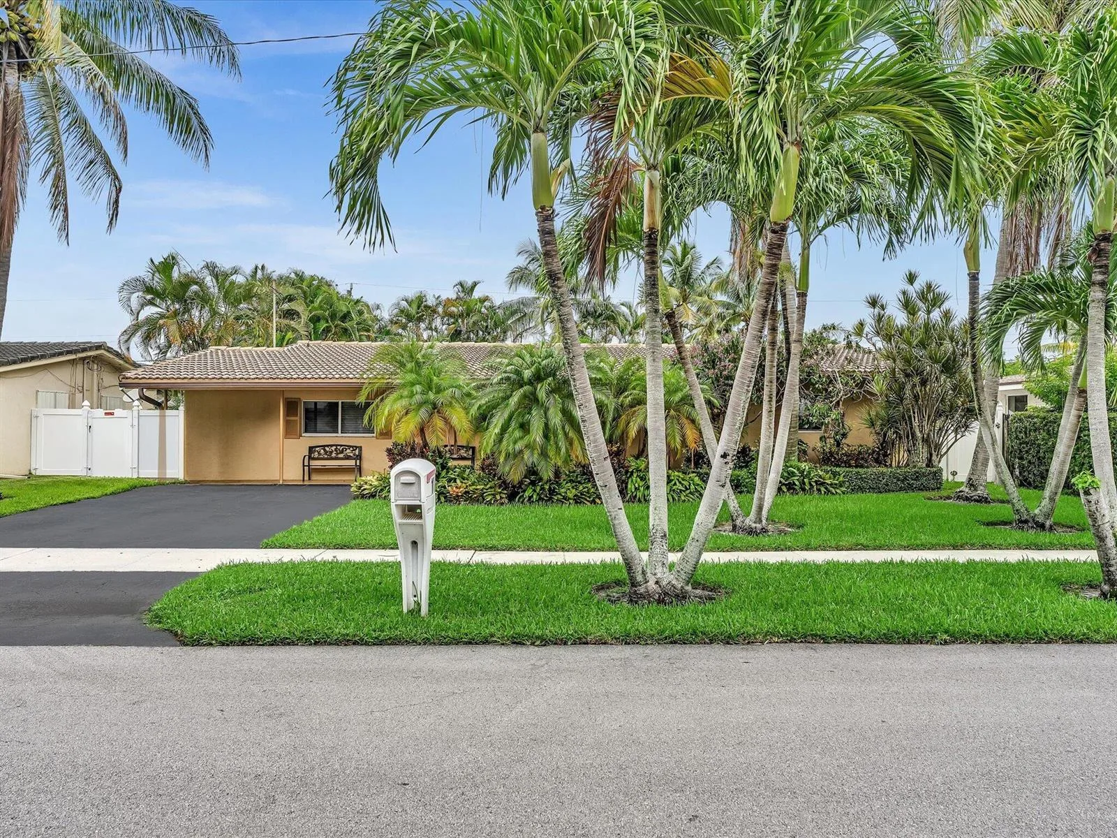 11 FOREST HILLS Lane, Boca Raton, FL 33431 photo 3