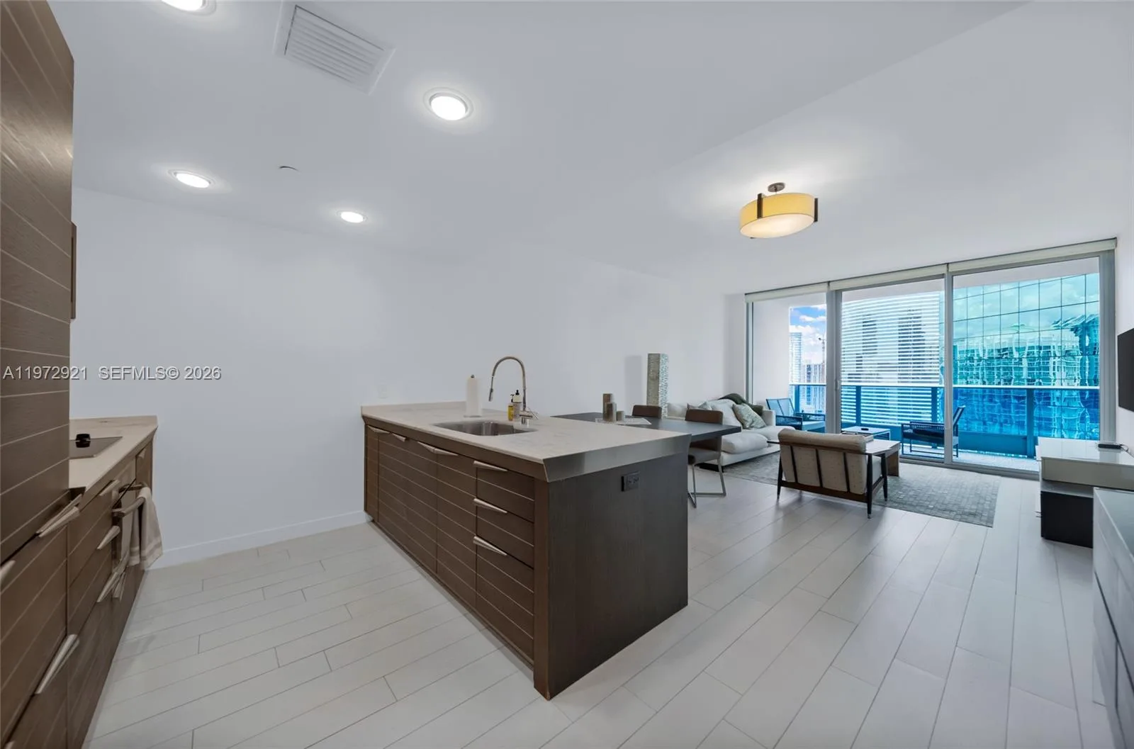 200 Biscayne Boulevard Way # 3811, Miami, FL 33131