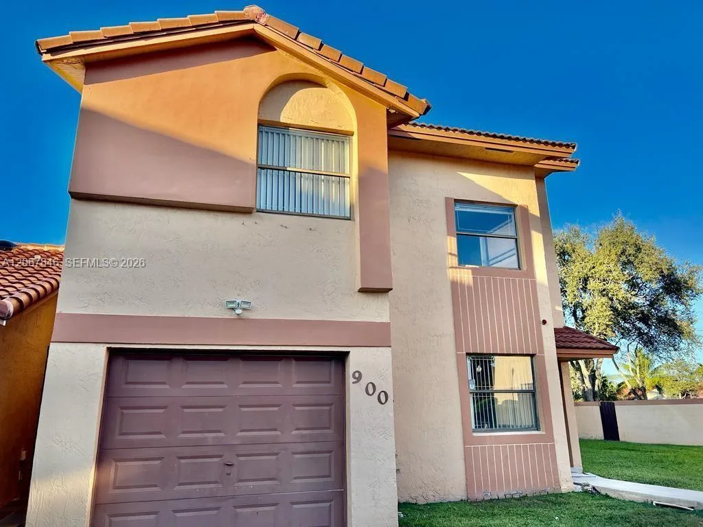 900 SW 113th Ter, Pembroke Pines, FL 33025 photo 2