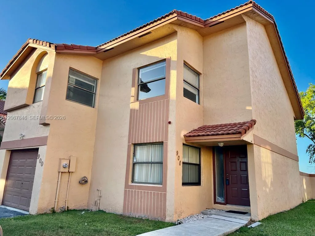 900 SW 113th Ter, Pembroke Pines, FL 33025 photo 3
