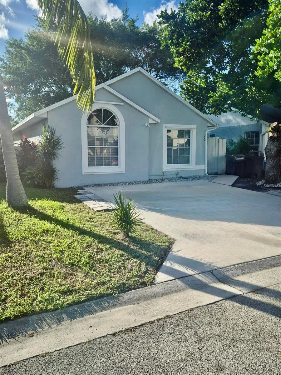 33 Plumage Lane, West Palm Beach, FL 33415