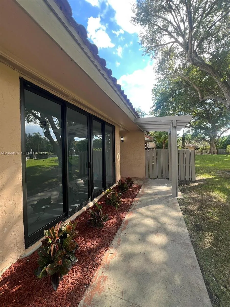 20610 NE 7th Ct, Miami, FL 33179 photo 2