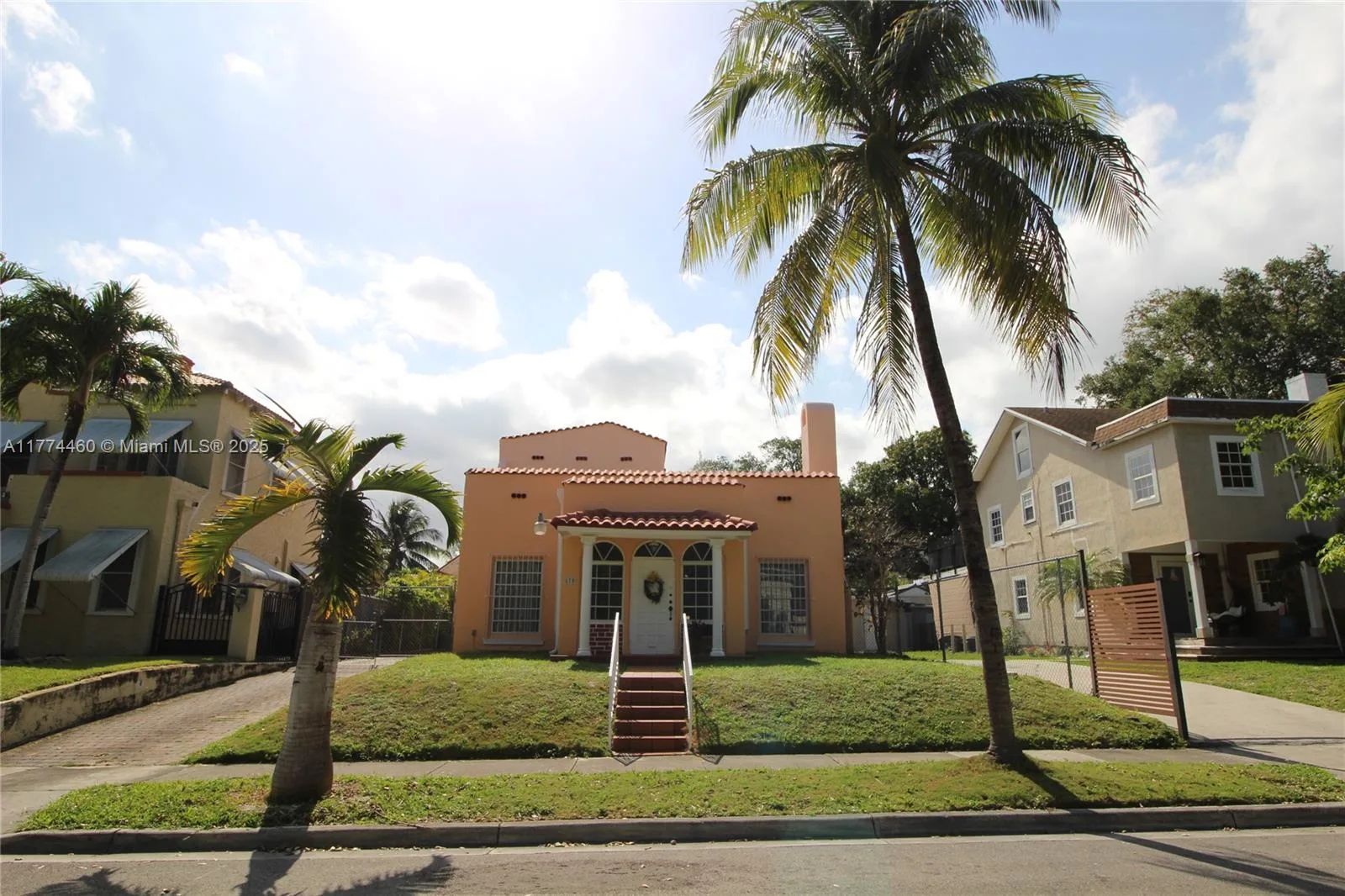 870 NW 14th Ct, Miami, FL 33125 photo 2
