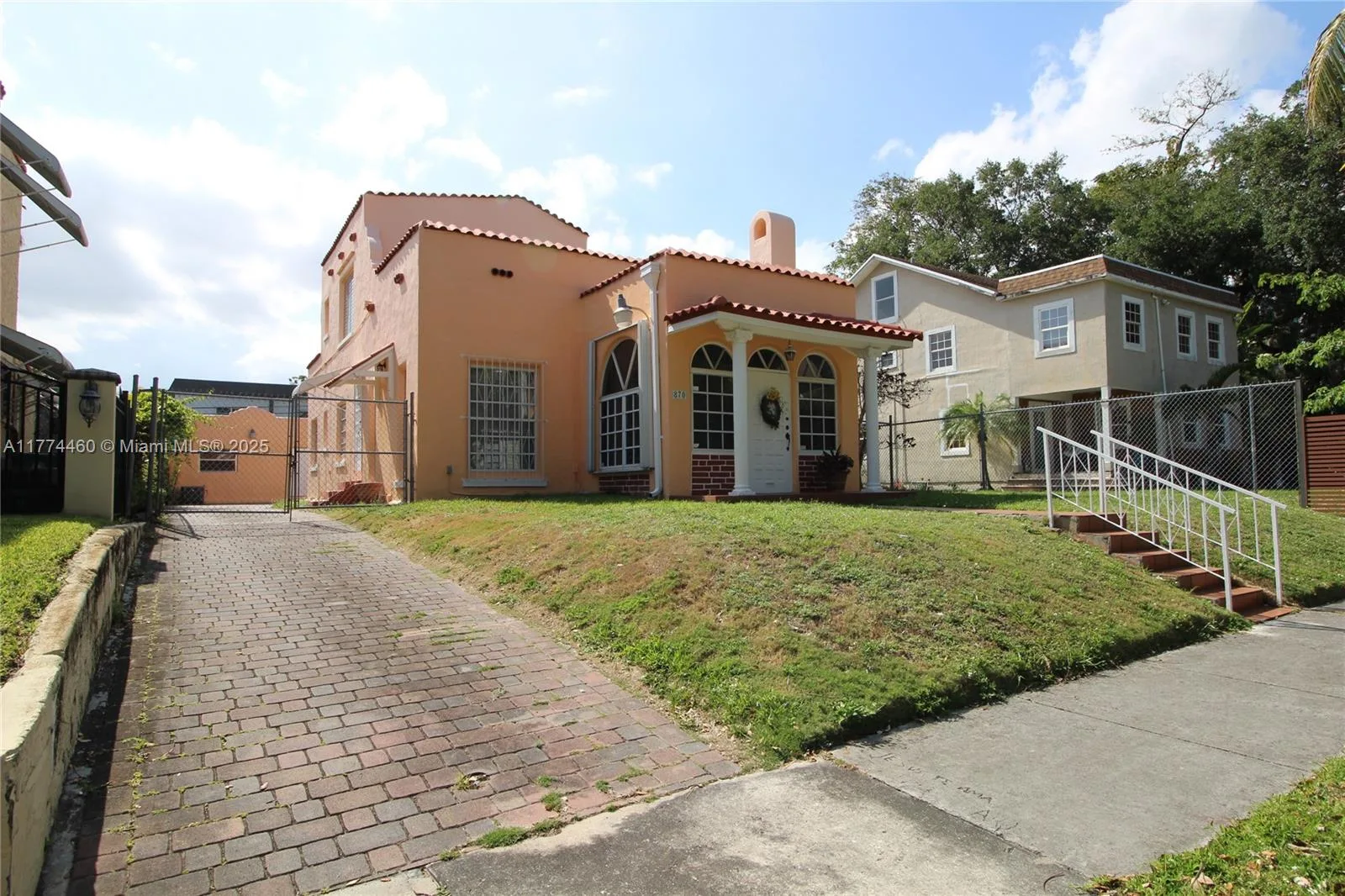 870 NW 14th Ct, Miami, FL 33125 photo 3