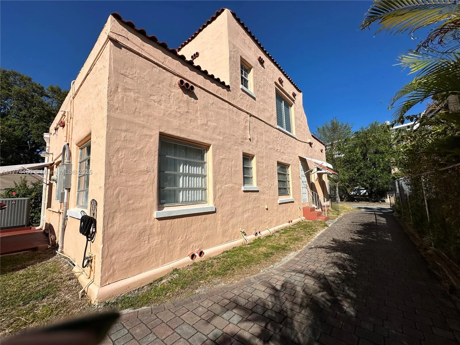 870 NW 14th Ct, Miami, FL 33125 photo 9