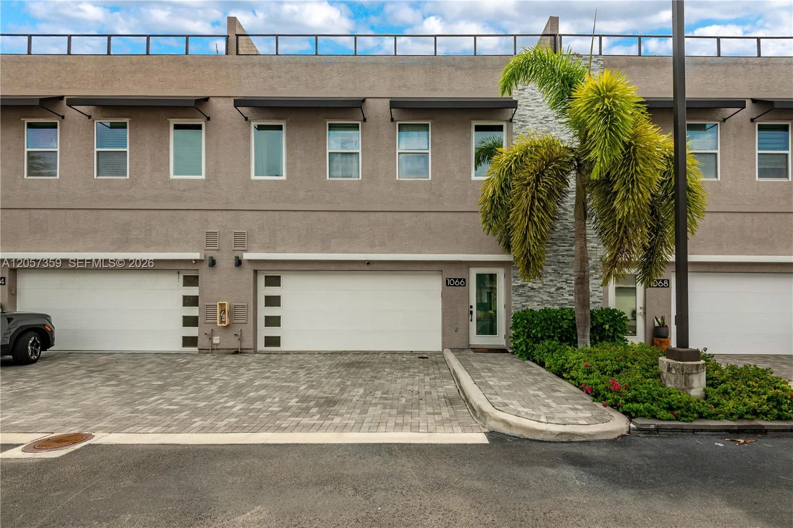 1066 NE 35th St, Oakland Park, FL 33334