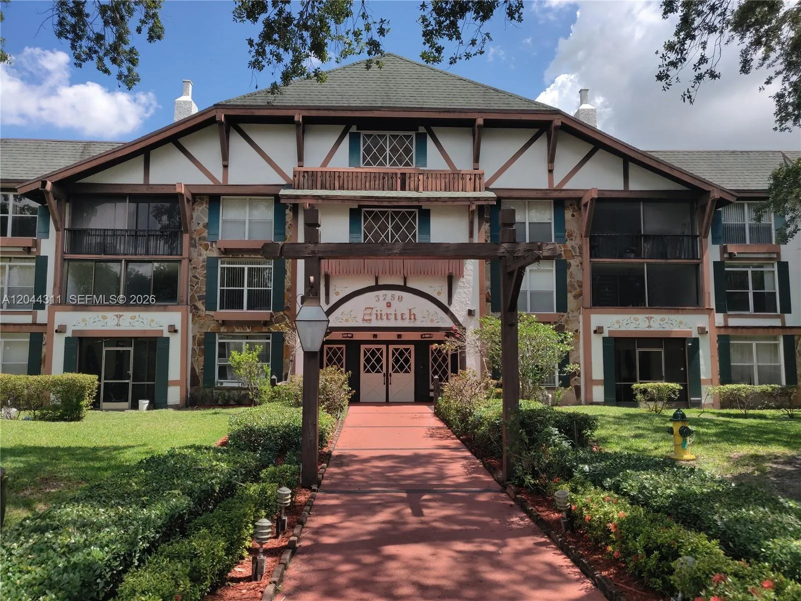 3750 Inverrary Dr # 2Q, Lauderhill, FL 33319