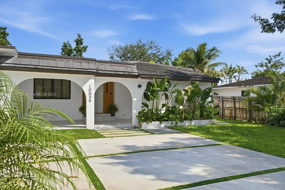 10845 Peachtree Dr, Miami, FL 33161 photo 2