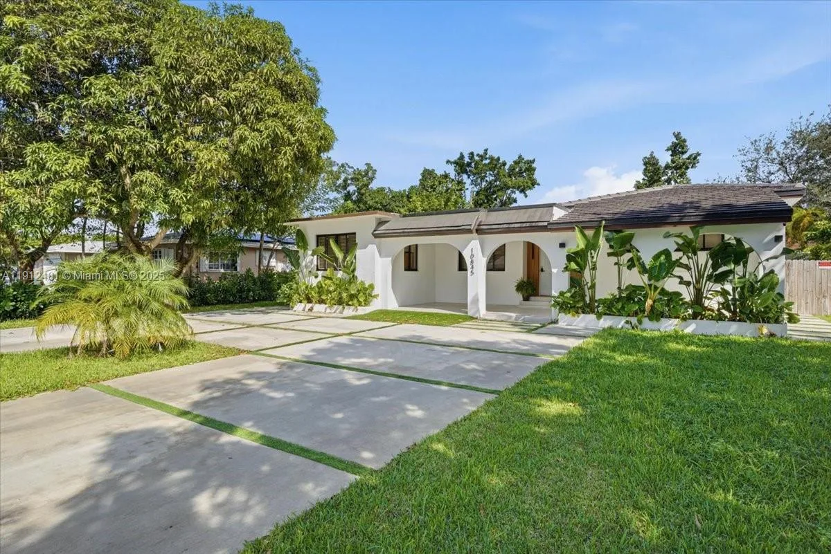 10845 Peachtree Dr, Miami, FL 33161 photo 3
