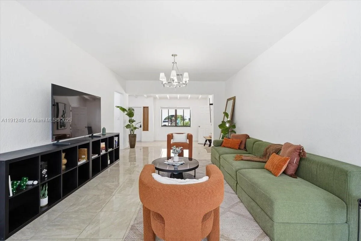 10845 Peachtree Dr, Miami, FL 33161 photo 8