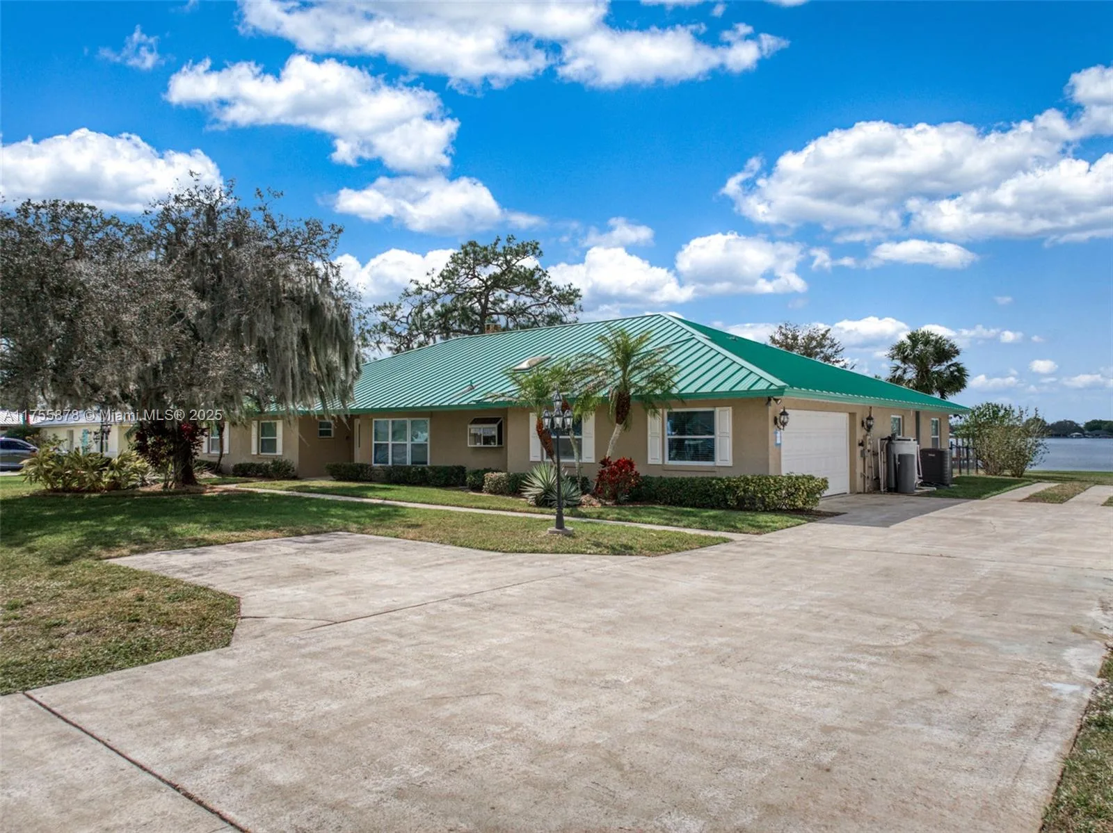 922 Lake Drive E, Lake Placid, FL 33852