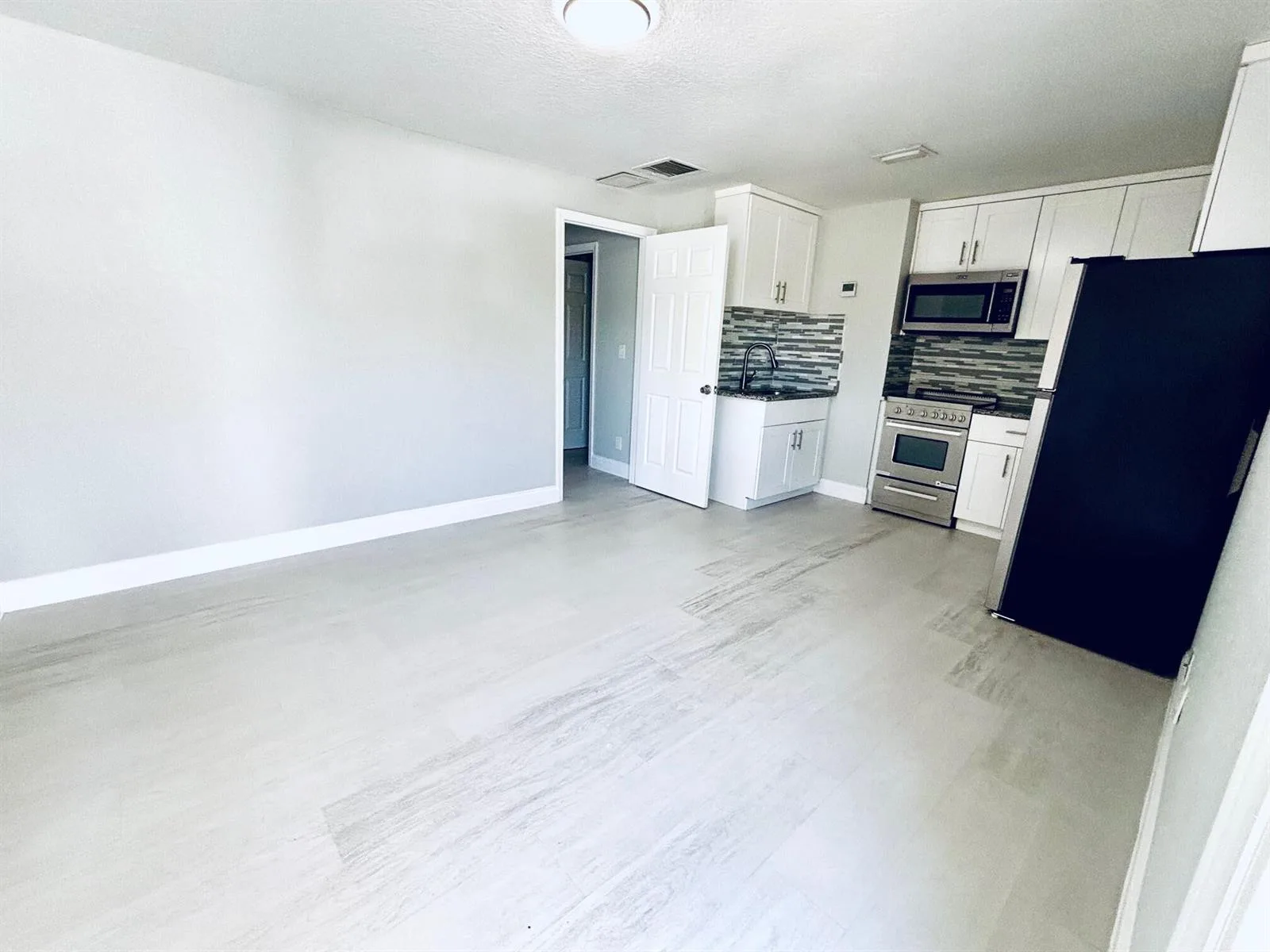 2725 Prairie Lane, Palm Springs, FL 33406