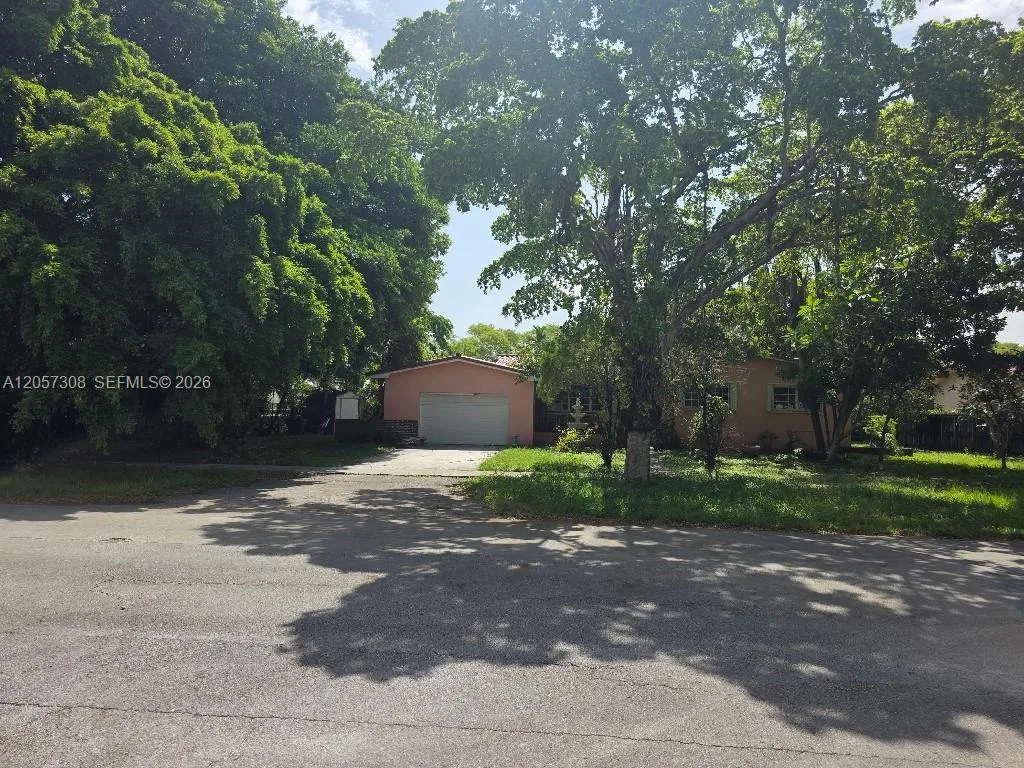 881 Albatross St, Miami Springs, FL 33166 photo 2