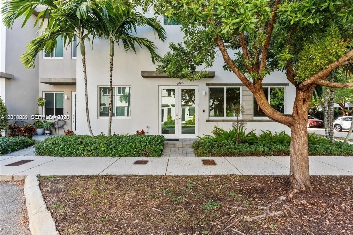 6680 NW 102nd Path, Doral, FL 33178 photo 2