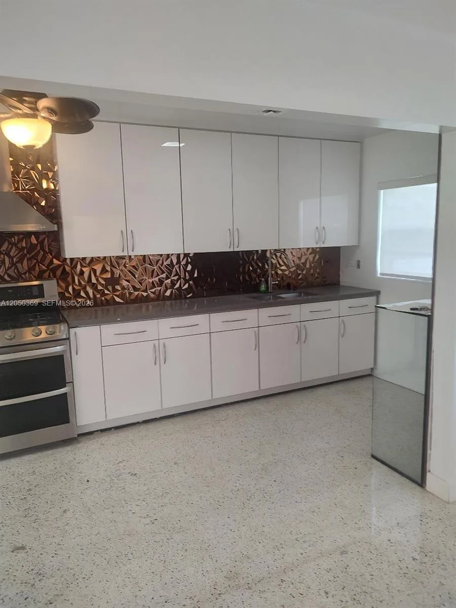 641 SW 6th St, Hallandale Beach, FL 33009 photo 4