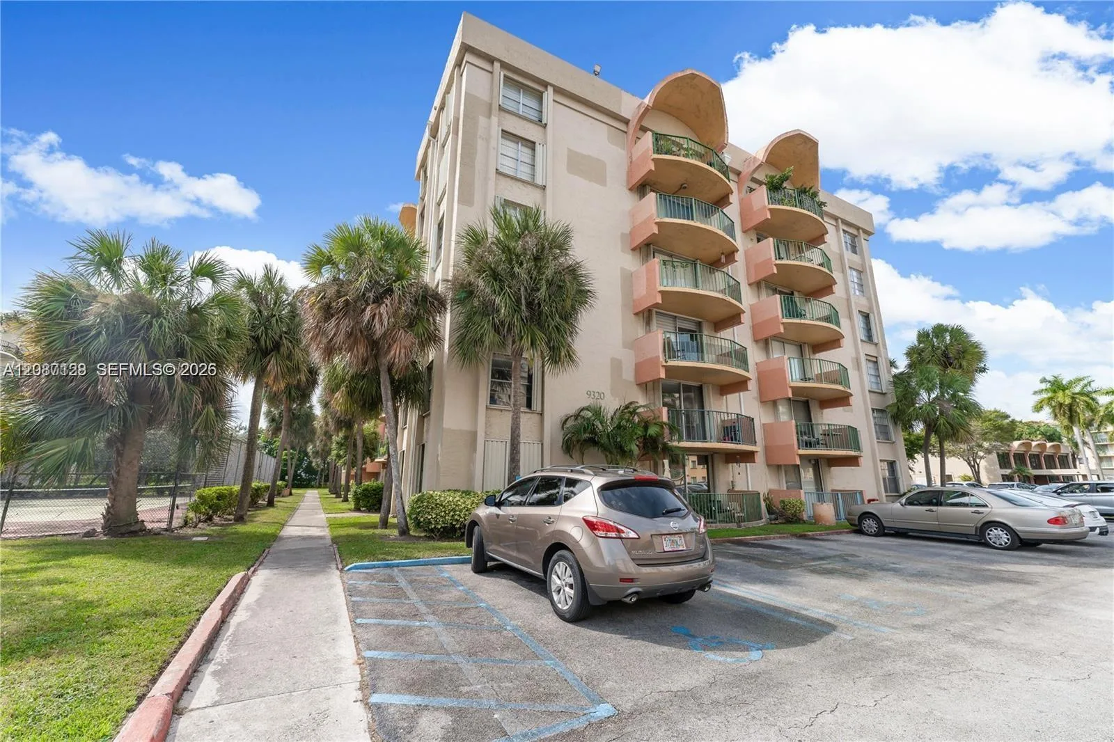 9310 Fontainebleau Blvd # 606, Miami, FL 33172