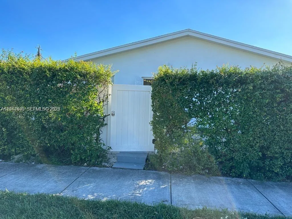 301 9th St # 1, Hallandale Beach, FL 33009 photo 2
