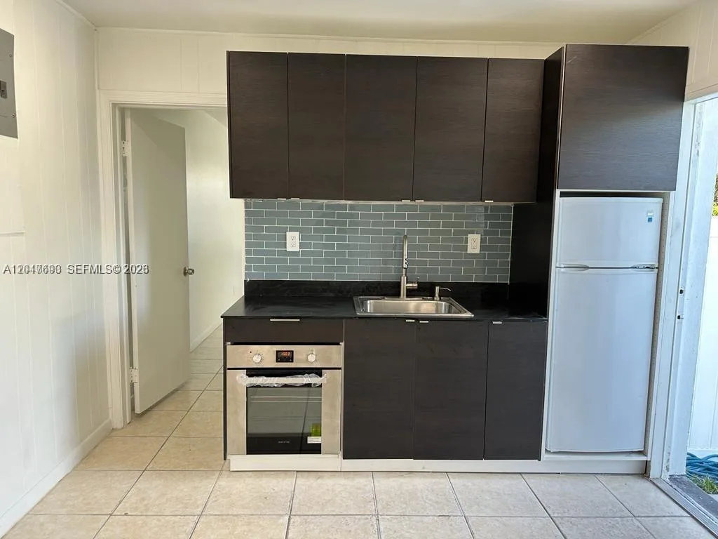 301 9th St # 1, Hallandale Beach, FL 33009 photo 6