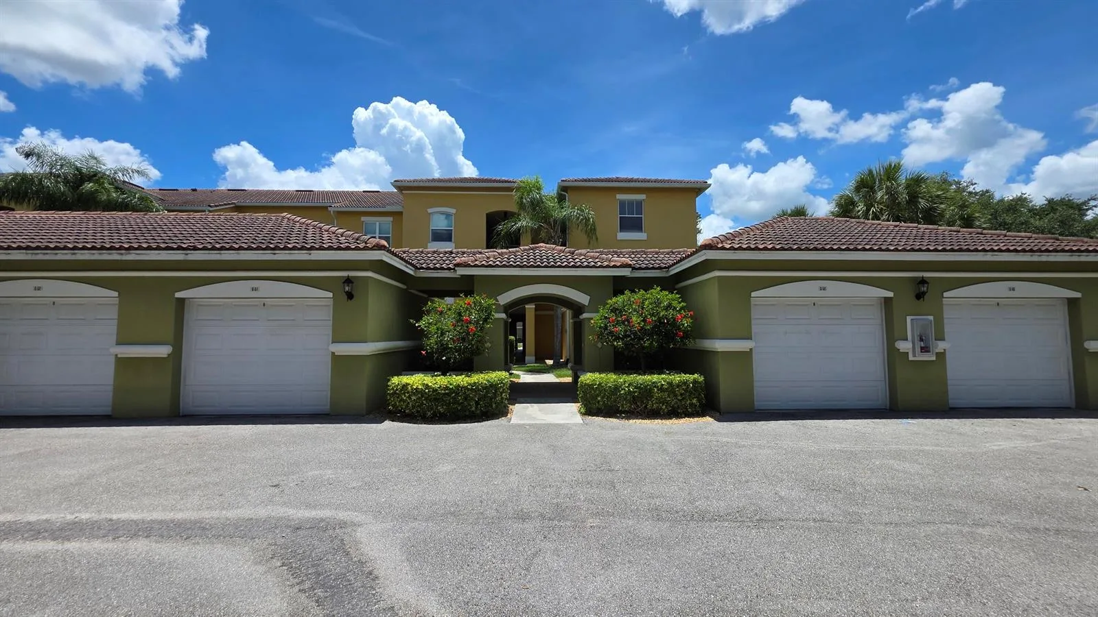 5090 FAIRWAYS Circle # H105, Vero Beach, FL 32967