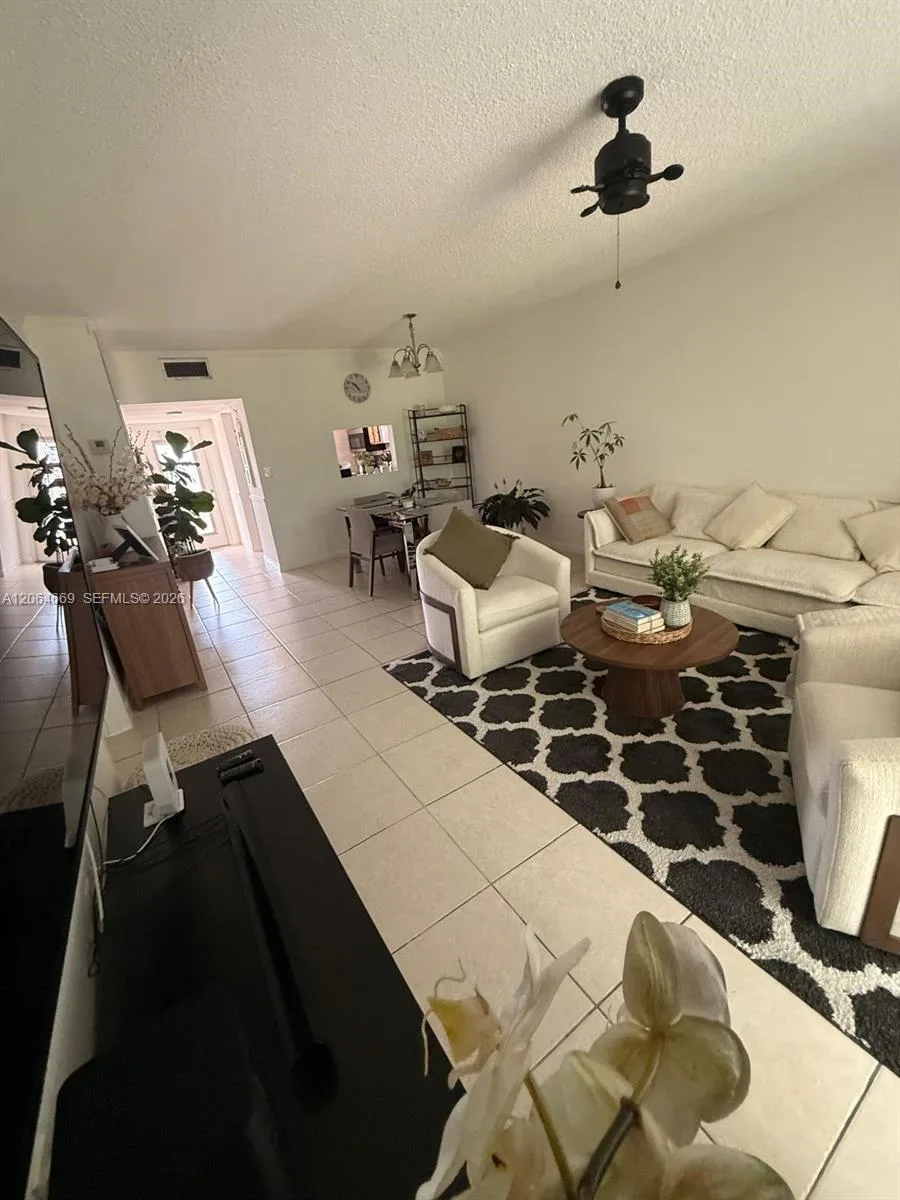 1055 Country Club Dr # 402, Margate, FL 33063 — zdjęcie 2