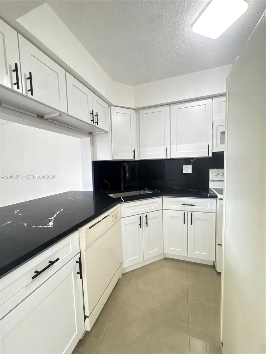 8500 NW 8th St # 303, Miami, FL 33126 photo 3