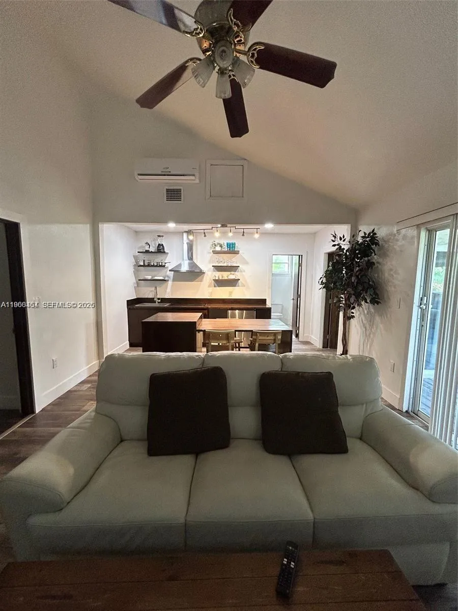 1531 NE 35th St, Oakland Park, FL 33334 photo 9