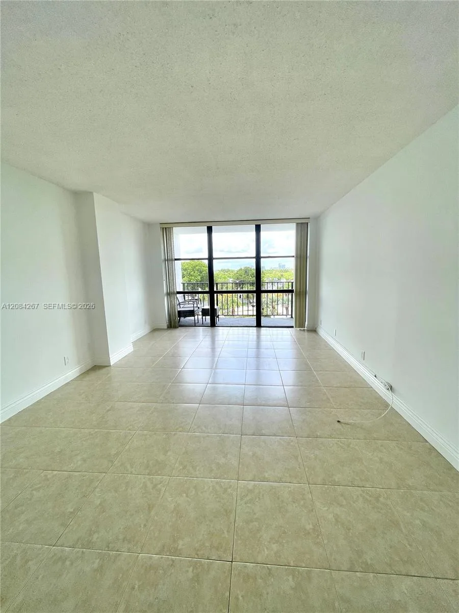 1000 Parkview Dr # 527, Hallandale Beach, FL 33009