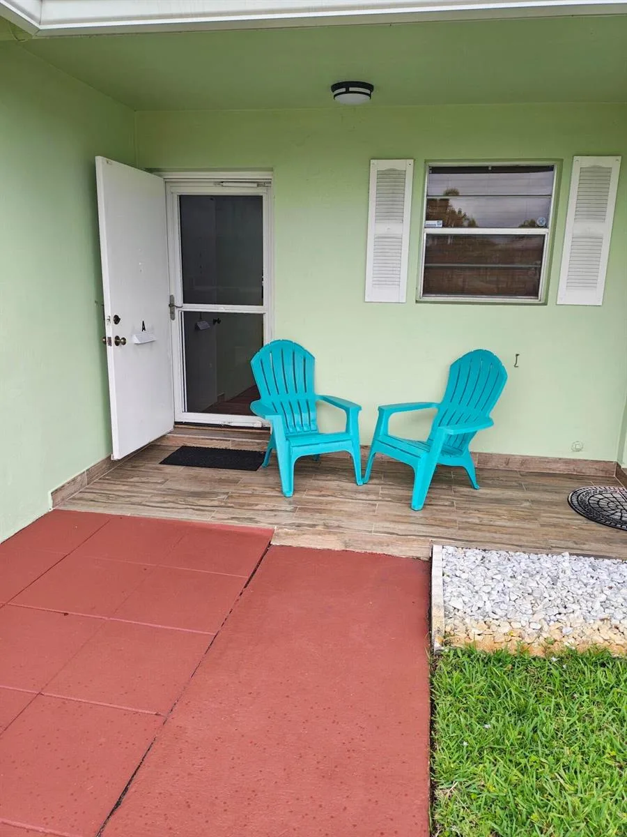 101 Country Lane, Boynton Beach, FL 33435