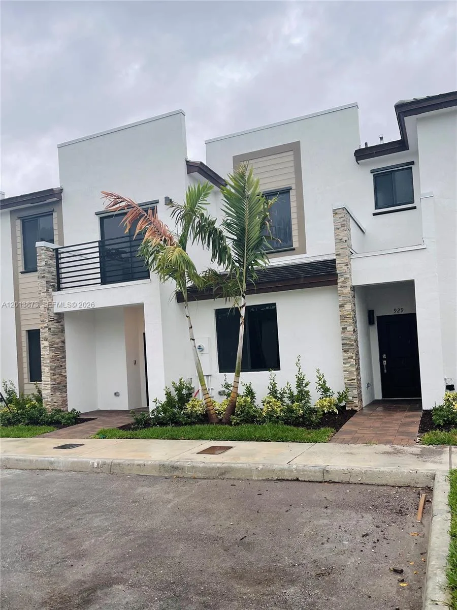 929 NE 211th St, Miami, FL 33179 photo 2