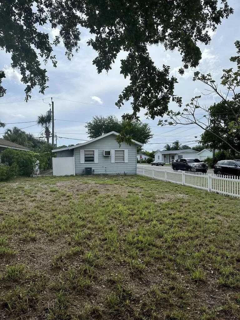 312 12th Avenue N, FL 33460